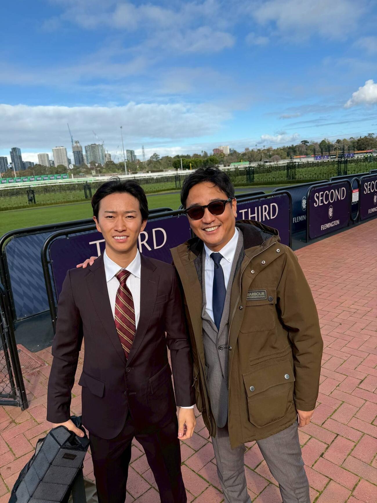 フレミントン競馬場で騎乗した菅原明良騎手、右は安藤裕氏