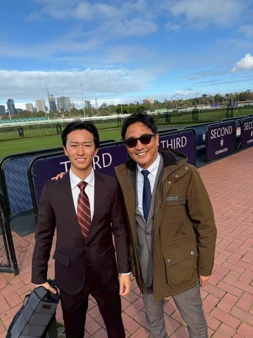 フレミントン競馬場で騎乗した菅原明良騎手、右は安藤裕氏