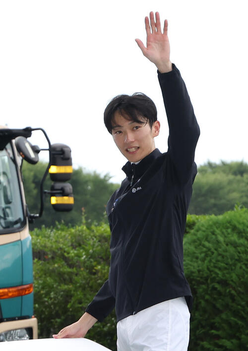 福島リーディングを獲得し、ファンの声援に応える坂井瑠星騎手（2026年7月撮影）
