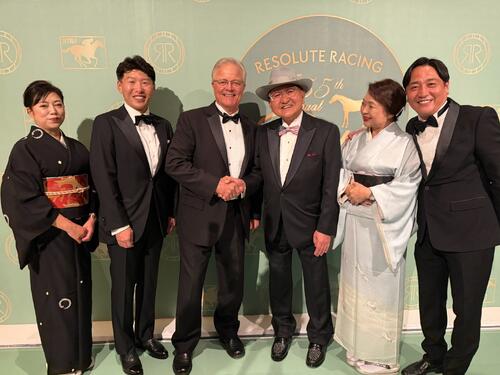 エクリプス賞授賞式でフォーエバーヤングの矢作師（右から3人目）と握手するソヴリンティのモット師