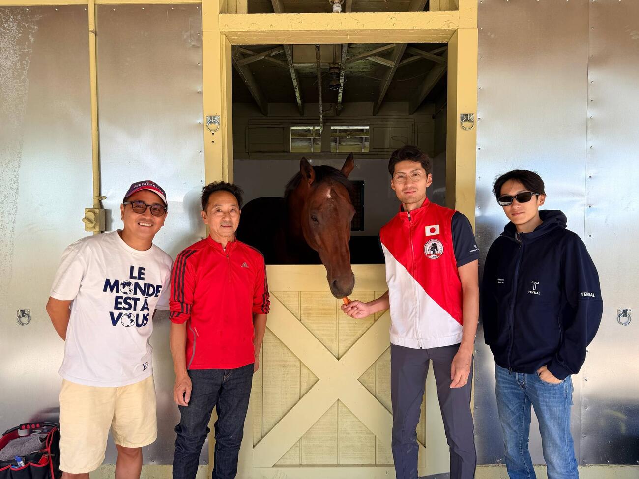 フォーエバーヤングの馬房の前でパチリ！