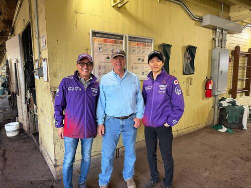 今回、8年前と同じ構図で撮影しました。左から安藤氏、モット師、坂井瑠星騎手