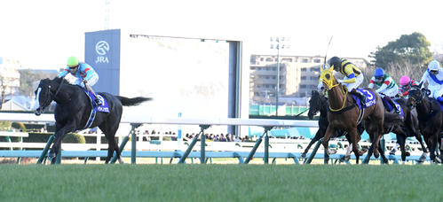有馬記念を制したイクイノックス（左端）（2022年12月25日撮影）