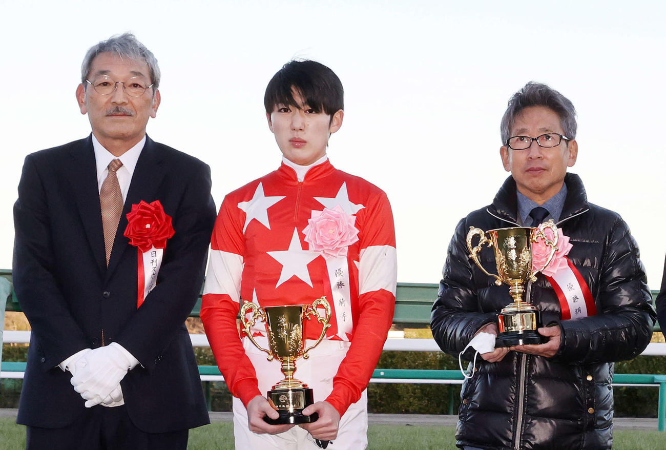 22年1月、日刊スポーツ賞中山金杯を制した安田隆（右）。左から日刊スポーツ新聞社高田社長、斎藤騎手
