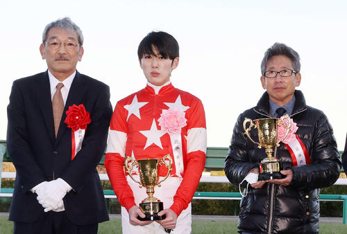 22年1月、日刊スポーツ賞中山金杯を制した安田隆（右）。左から日刊スポーツ新聞社高田社長、斎藤騎手