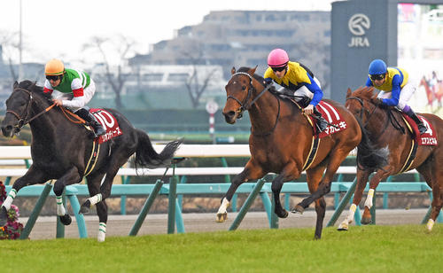 16年弥生賞を制したマカヒキ(中央)。左は2着リオンディーズ、右は3着のエアスピネル