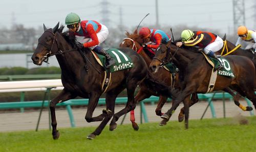 06年4月2日、ダービー卿CTを制したグレイトジャーニー（左）