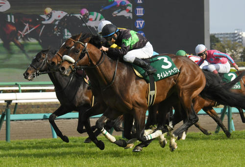 22年4月2日、タイムトゥヘヴンと大野騎手がダービー卿CTを制した（撮影・酒井清司）