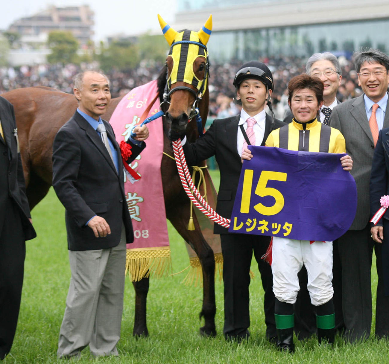 2008年4月13日、桜花賞を制したジネッタと小牧太騎手（手前右）