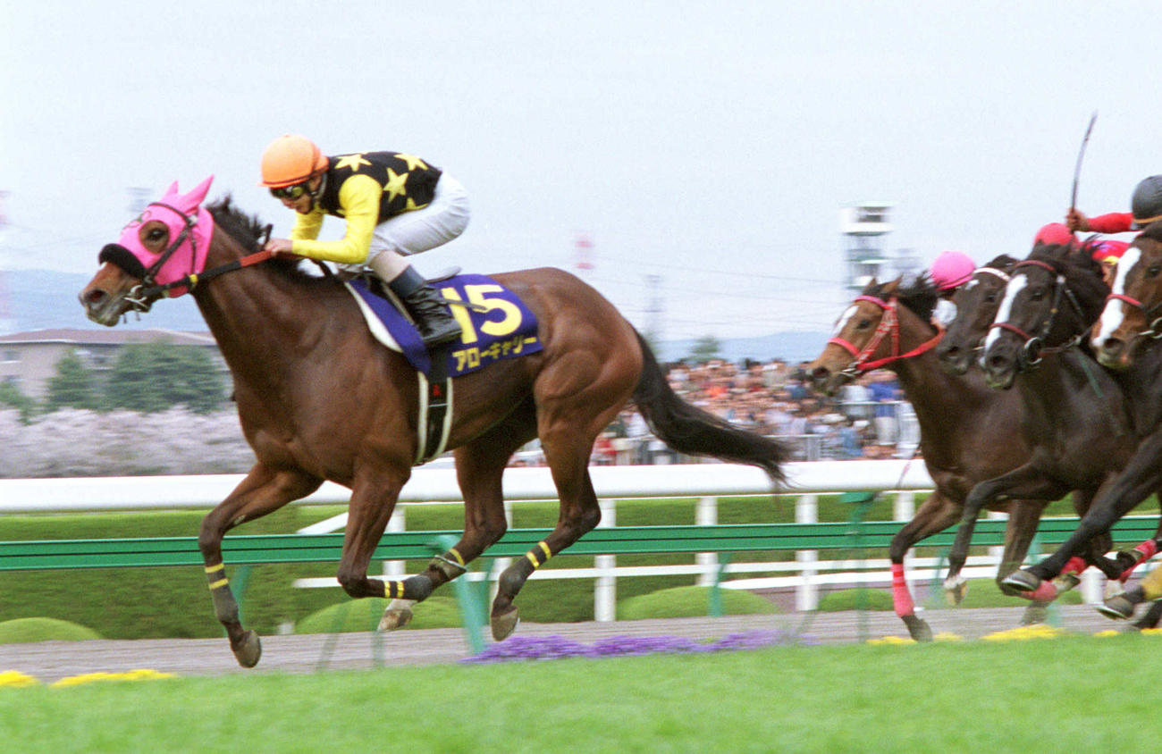 2002年4月7日、直線で抜け出し桜花賞を制したアローキャリー（左）