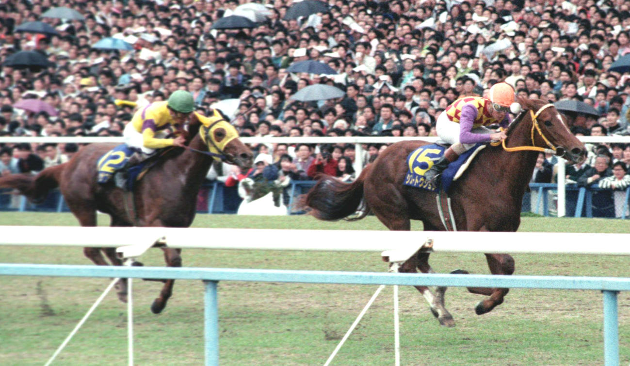 1991年4月7日、桜花賞を制したシスタートウショウ（右）と、2着ヤマノカサブランカ