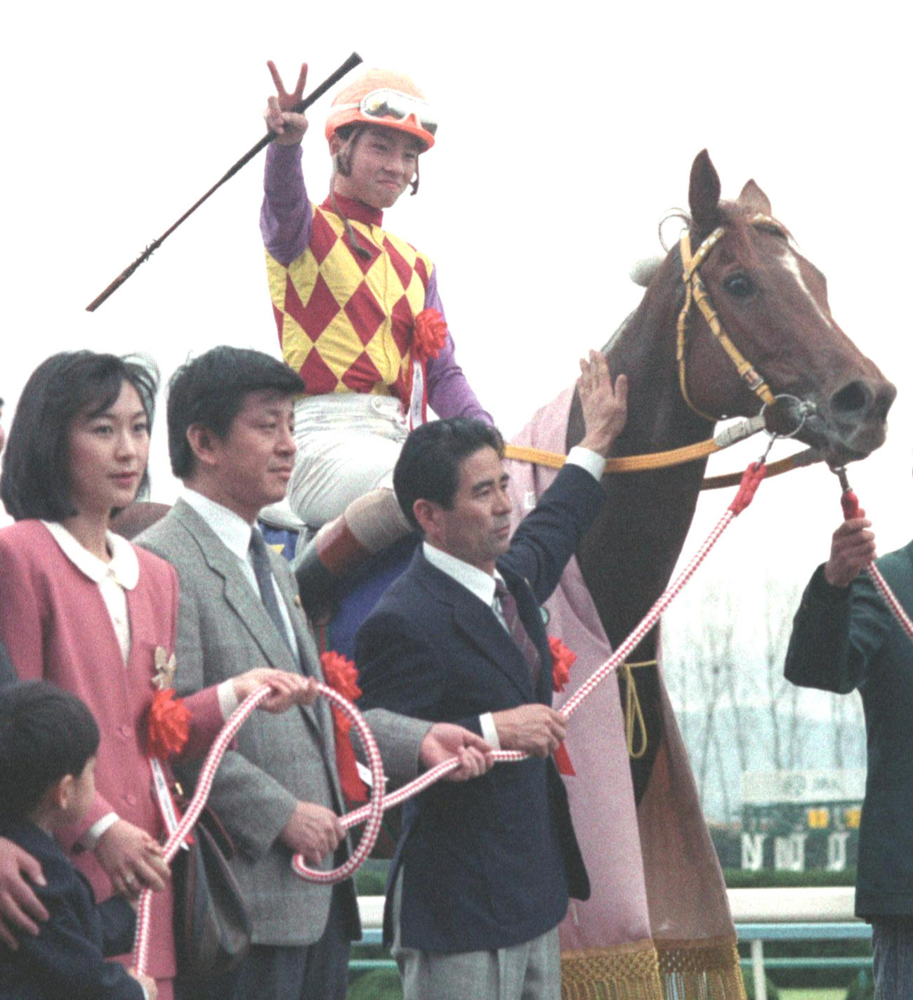 1991年4月7日、シスタートウショウで桜花賞を制し、鞍上でVサインを出す角田晃一騎手