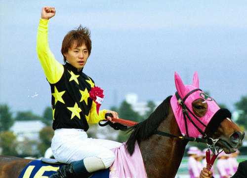 2002年4月7日、アローキャリーで桜花賞を制し、鞍上でこぶしを突き上げる池添謙一騎手