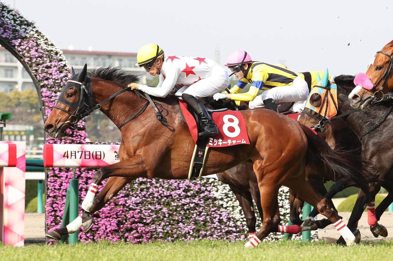 19年阪神牝馬Sを制したミッキーチャームと川田騎手。奥は2着アマルフィコースト