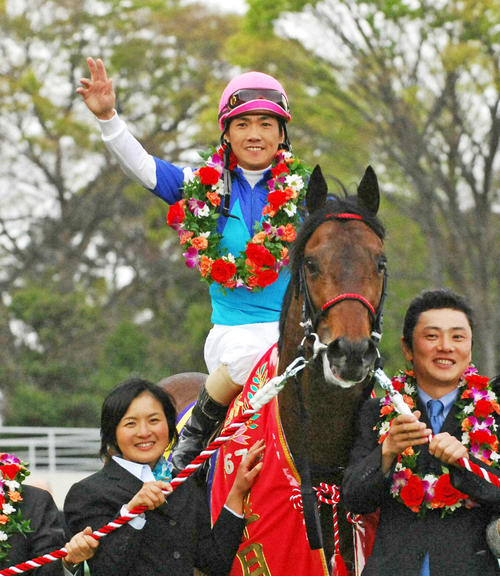 07年皐月賞を制したヴィクトリーと田中勝春騎手