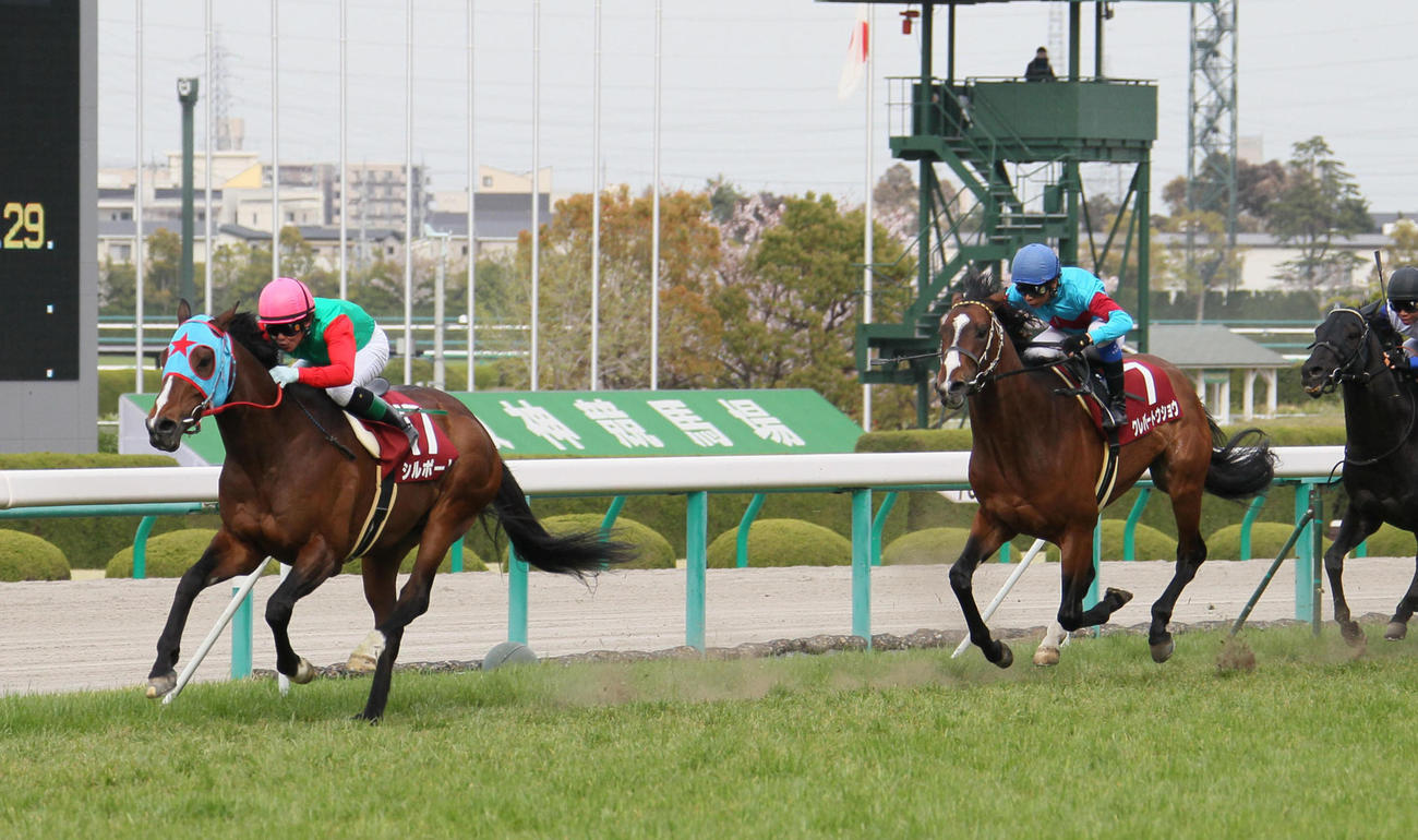 11年、逃げ切ってマイラーズCを制したシルポート（左）