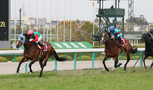 11年、逃げ切ってマイラーズCを制したシルポート（左）