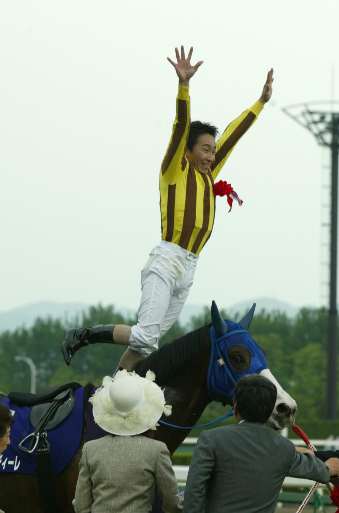 天皇賞・春を制したイングランディーレの馬上で喜びを爆発させる横山典弘騎手（2004年5月2日撮影）
