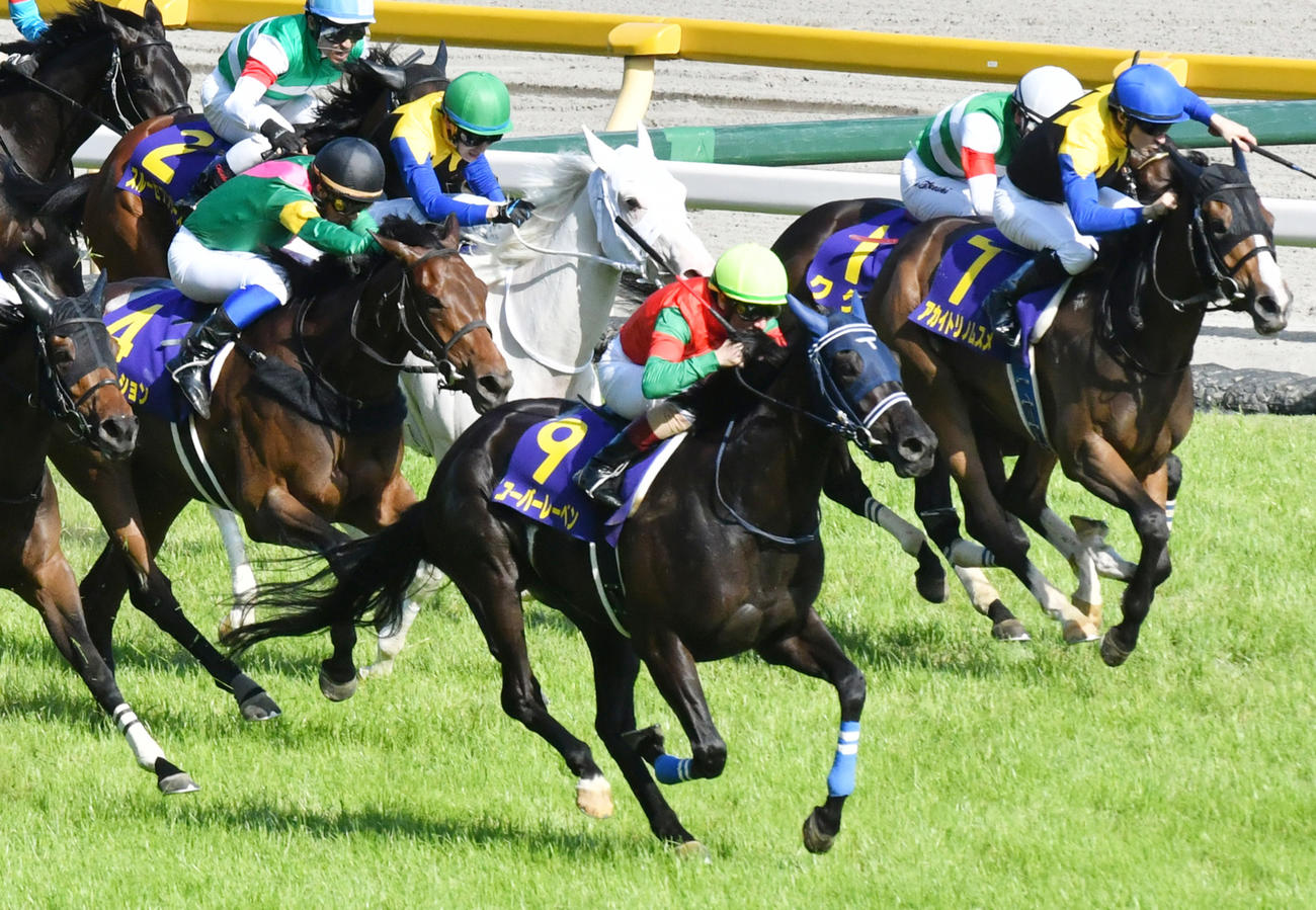 21年オークスを制したユーバーレーベン（手前）