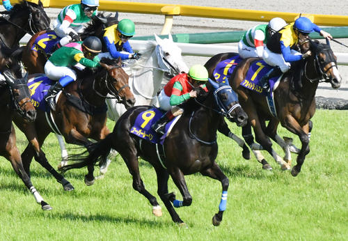 21年オークスを制したユーバーレーベン(手前)
