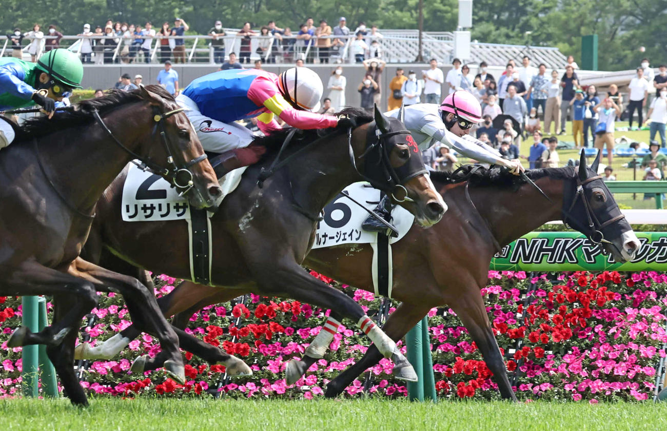 5月6日、3歳1勝クラスで2着に敗れたアルナージェイン（奥）。中央は勝ったリサリサ