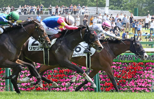 5月6日、3歳1勝クラスで2着に敗れたアルナージェイン(奥)。中央は勝ったリサリサ