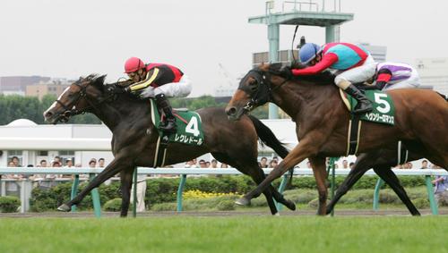 レクレドール(左)は、2着ヘヴンリーロマンスを鼻差抑え重賞2勝目を挙げた(2005年8月14日撮影)