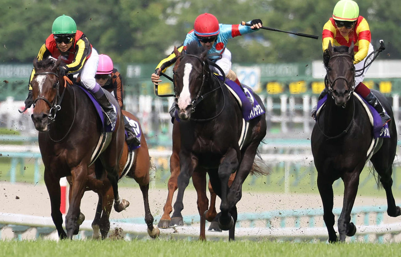 宝塚記念4着に敗れたジェラルディーナ（左）。中央は勝ったイクイノックス