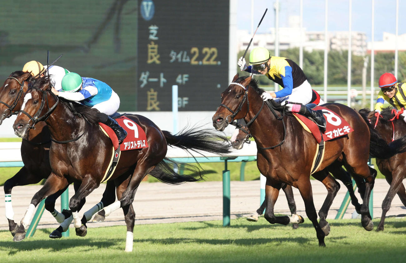 21年京都大賞典を制したマカヒキ（右）