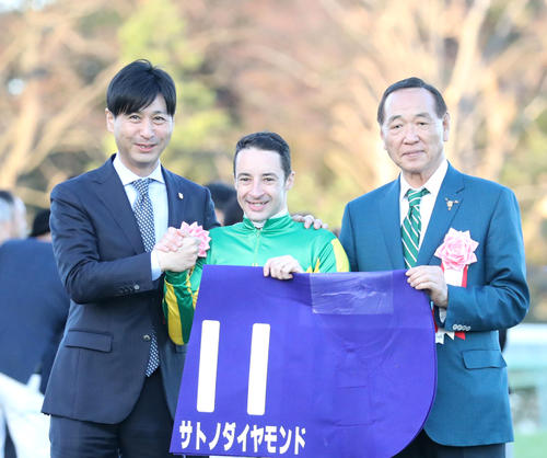 16年有馬記念をサトノダイヤモンドで制した左から池江泰寿調教師、ルメール騎手、里見治オーナー