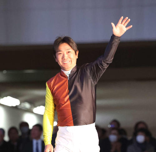 28日、引退式で観客に手を振る田中勝春騎手