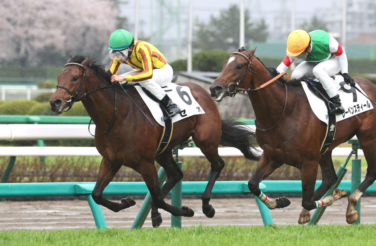 23年3月、中山6Rの3歳1勝クラスを制したセオ（左）
