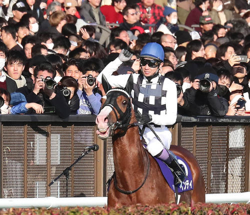 19年フェブラリーSをインティで制した武豊騎手はガッツポーズ
