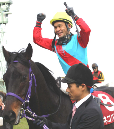 2012年3月24日、日経賞を制したネコパンチと江田照男騎手