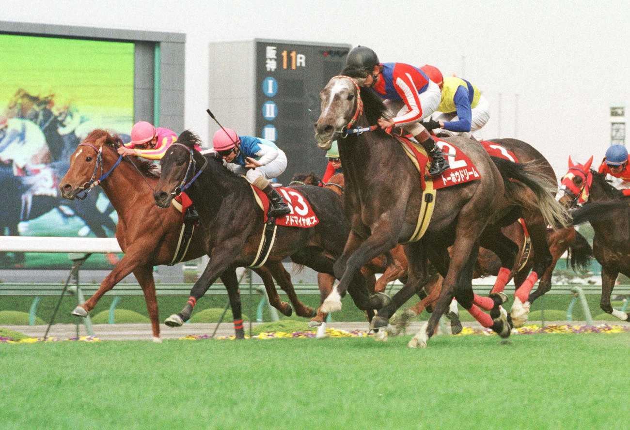 01年、大外から強襲し、大阪杯を制したトーホウドリーム（手前右）