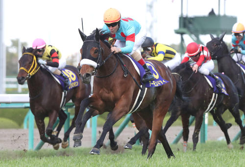 18年桜花賞を制したアーモンドアイ(中央)