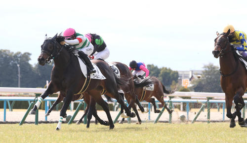 2月4日、新馬戦を制したワールズエンド(左)