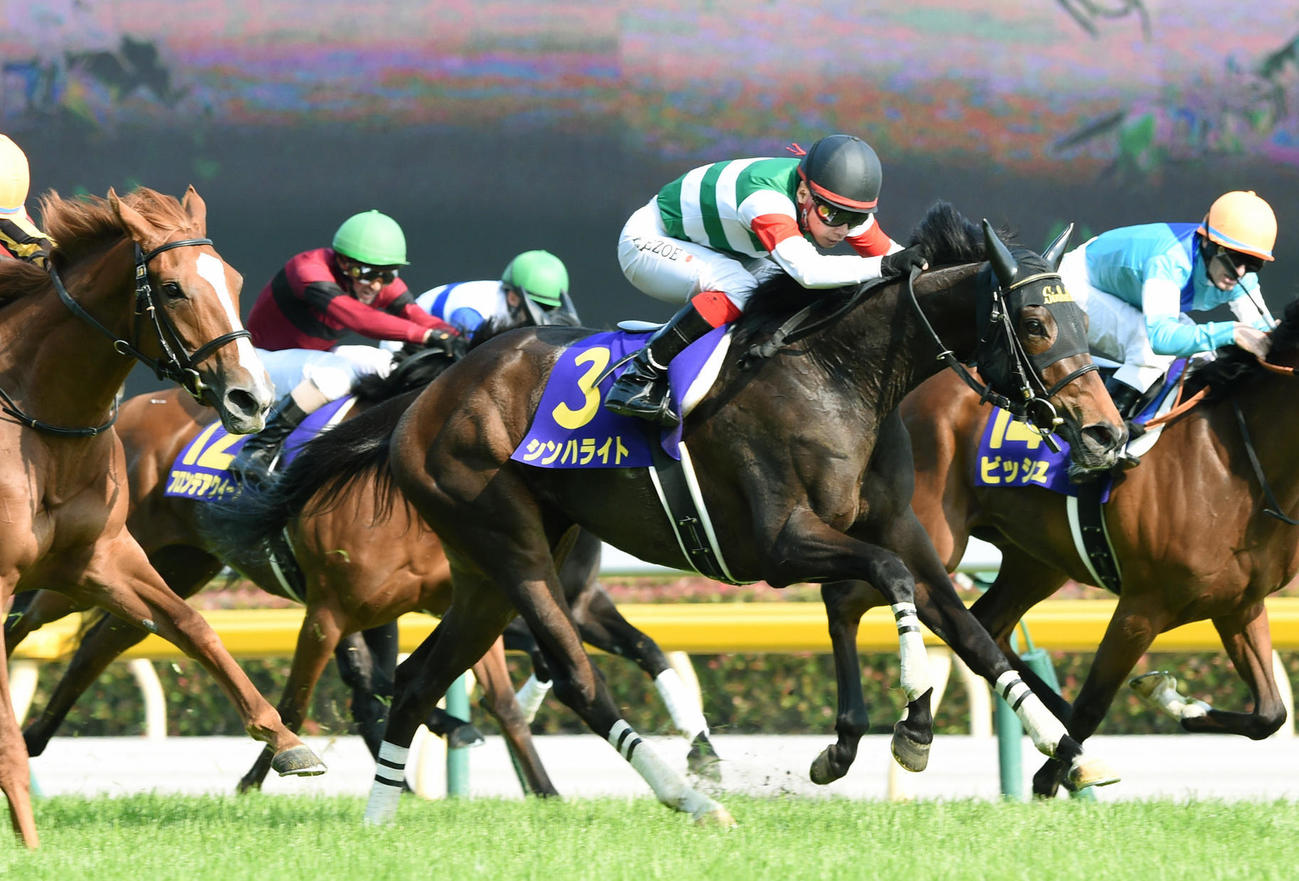 16年オークスを制したシンハライト（中央）