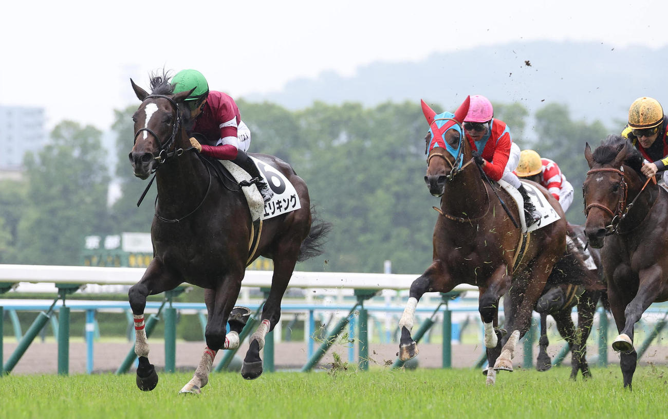 6月23日、新馬戦を快勝したエリキング（左）