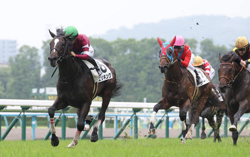 6月23日、新馬戦を快勝したエリキング(左)