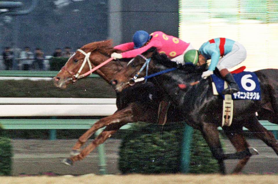 91年朝日杯3歳Sを制したミホノブルボン（左）
