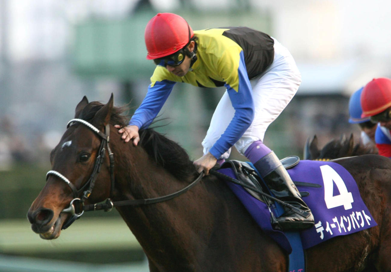引退レースの06年有馬記念を制したディープインパクトの首筋をなでてねぎらう武豊騎手