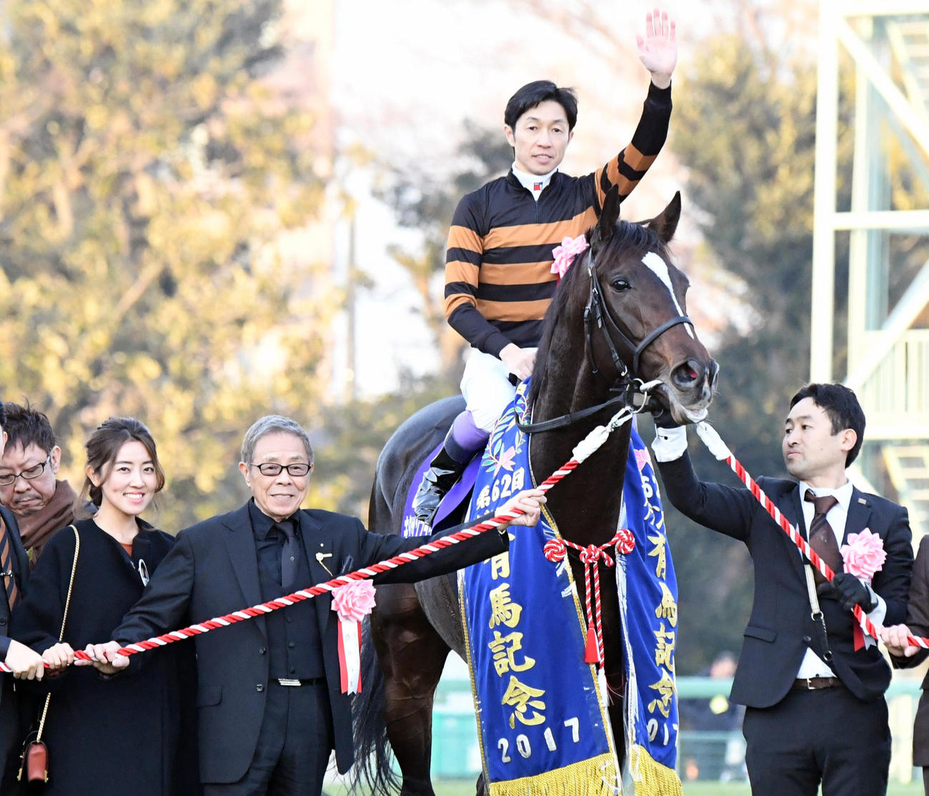 17年、キタサンブラックで有馬記念を制した武豊騎手、北島三郎オーナー、清水久詞調教師らは口取りに臨む