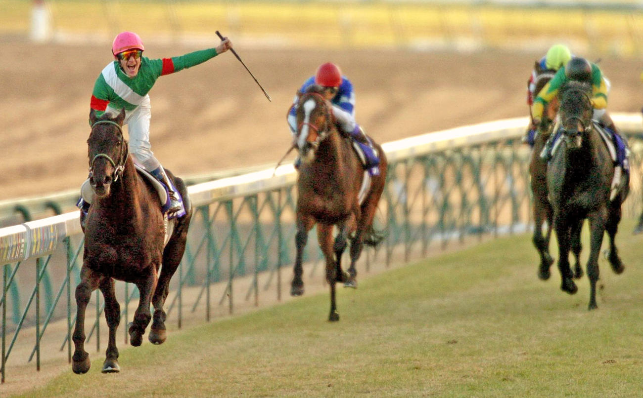03年有馬記念、9馬身差で連覇を達成したシンボリクリスエス（左）とペリエ騎手