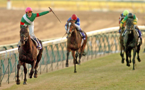 03年有馬記念、9馬身差で連覇を達成したシンボリクリスエス(左)とペリエ騎手