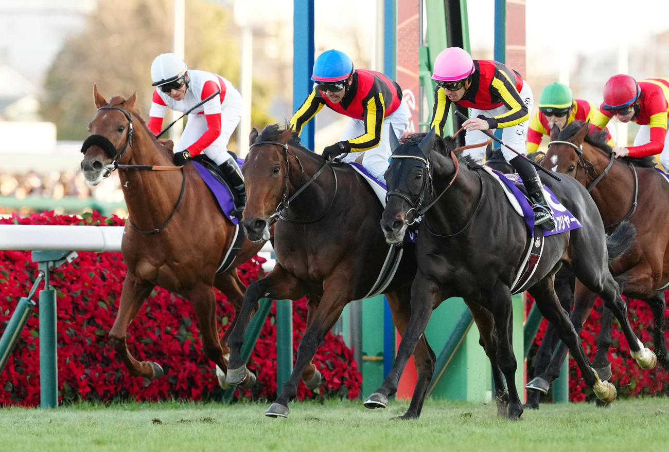 22日、有馬記念を制したレガレイラと戸崎騎手（中央）