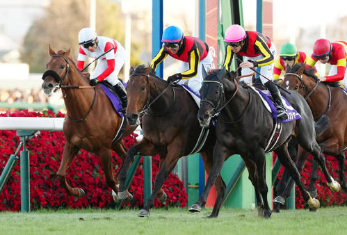 22日、有馬記念を制したレガレイラと戸崎騎手(中央)