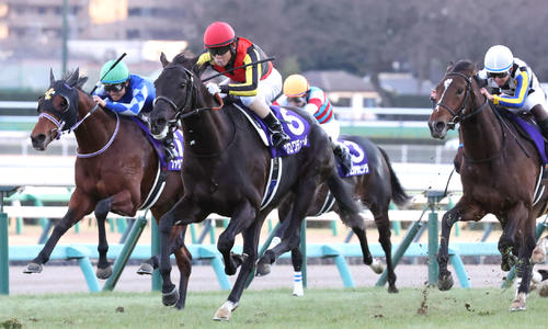 28日、ホープフルSを制したクロワデュノールと北村友騎手