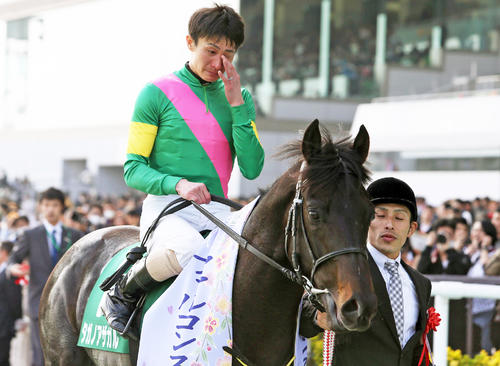 15年ファルコンSを制したタガノアザガルと鞍上で涙をぬぐう松田騎手