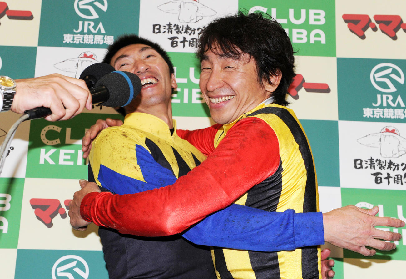 10年オークスをサンテミリオン横山典騎手（右）と同着で制したアパパネの蝦名正義騎手